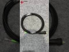 Latiguillo de fibra óptica con carcasa metálica SC/APC y funda de goma para proteger la conexión