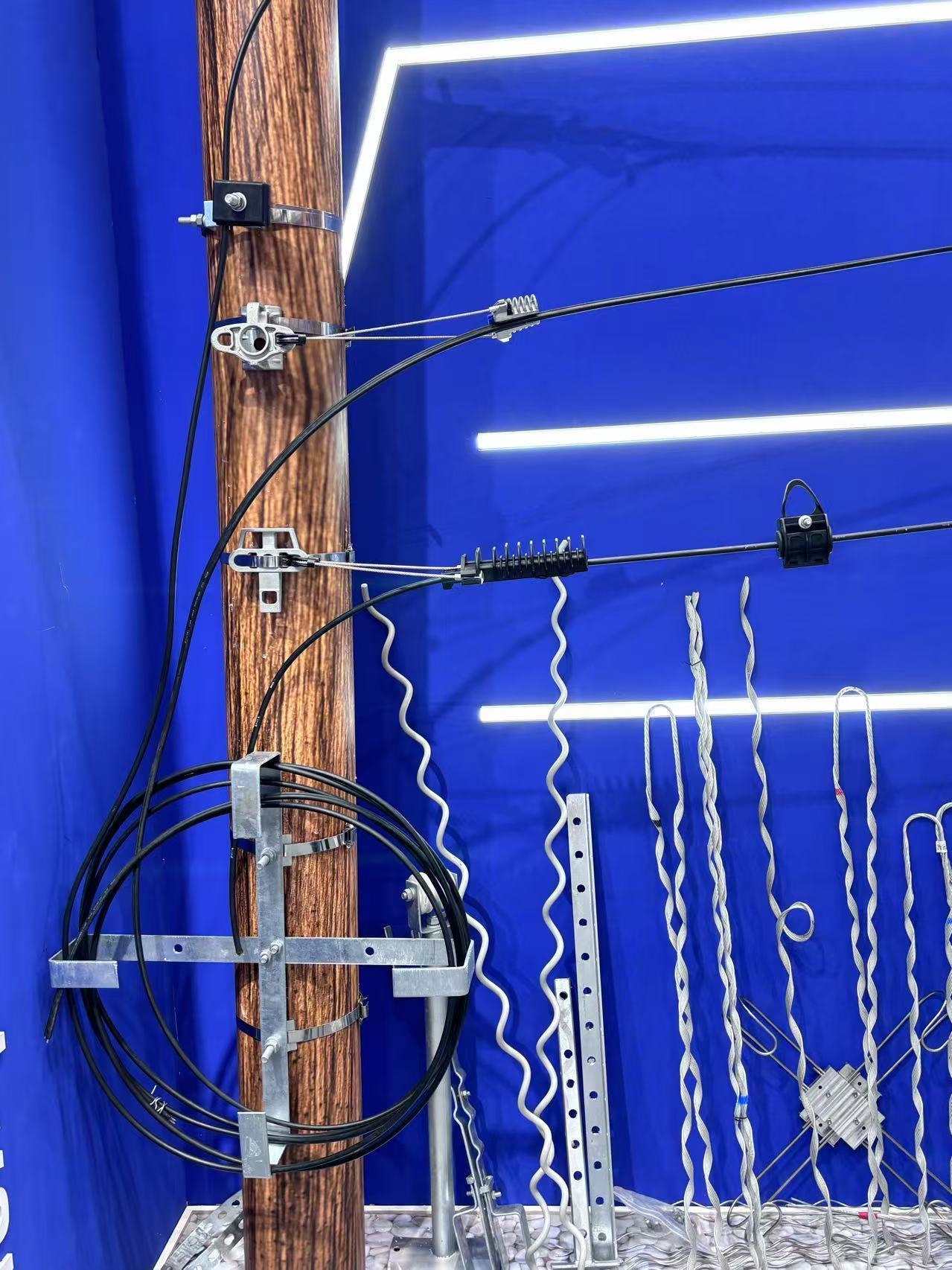 Últimos blogs de la empresa sobre ¿Cuáles son los principales accesorios para cables ADSS?